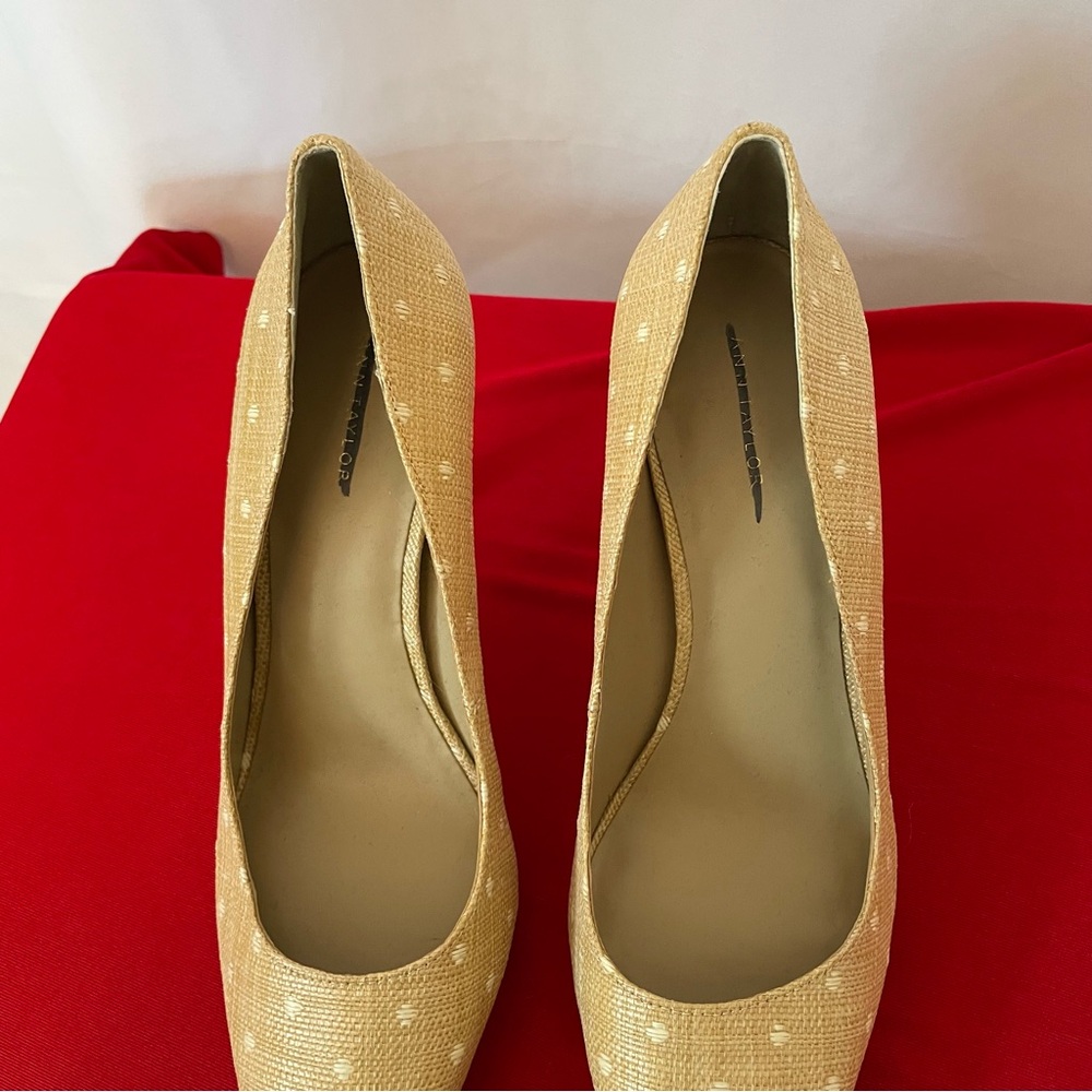 Ann Taylor Tan Cream Heels Pointed-Toe Sophistication - Picture 4 of 9